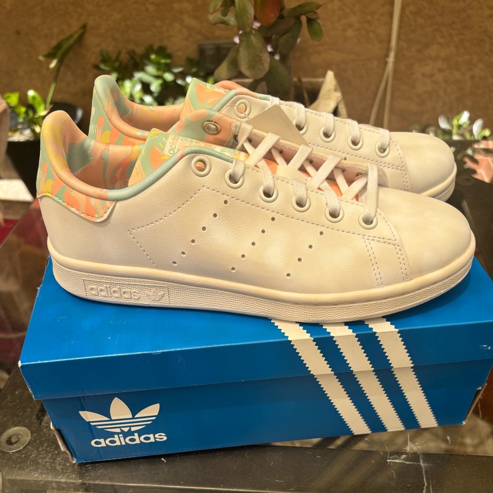 Adidas Original Stan Smith Sneakers     Big Kid 4.5/Women 5.5